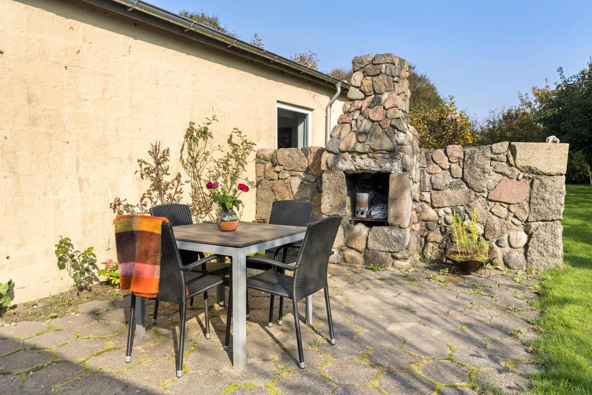 Bed and Breakfast Logi I Hus Med Kunst Og Have Vestervig Esterno foto
